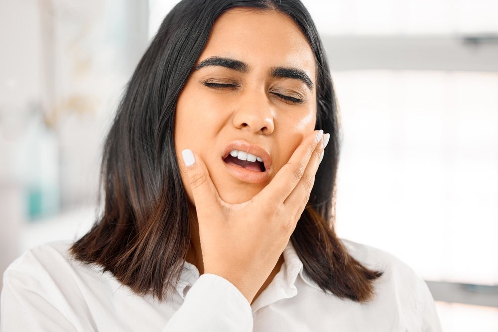 Woman,,Toothache,And,Mouth,Pain,In,Home,For,Cavity,,Tooth